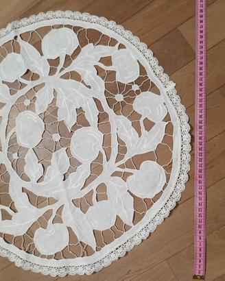 centrino vintage con ricamo a intaglio