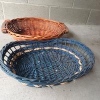 Coppia di cestini in vimini intrecciati