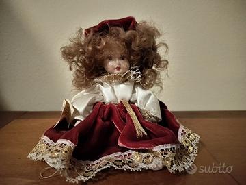 Bambola porcellana Capodimonte velluto rosso