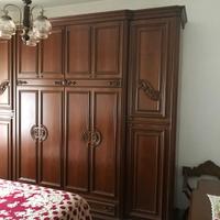 intera camera in legno scuro stile classico