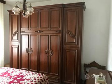 intera camera in legno scuro stile classico