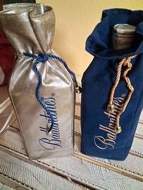 2 Whisky Ballantines con veste blu e argento.