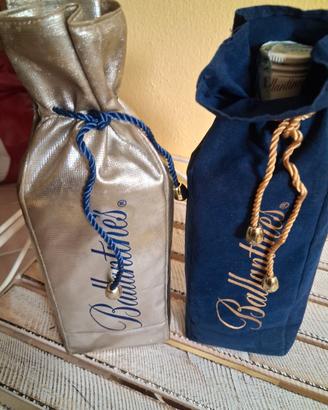 2 Whisky Ballantines con veste blu e argento.