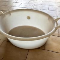 Bacinella con manici in plastica molto grande