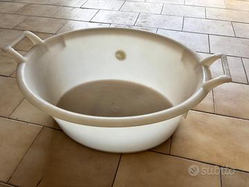 Bacinella con manici in plastica molto grande