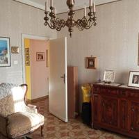 V.le S.Orsola-ampio appartamento con cortile e box
