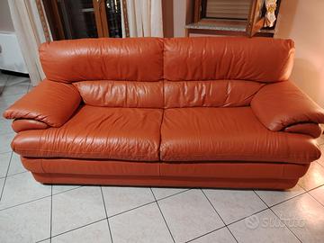 2 Divani tre e due posti in pelle arancione 