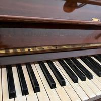 pianoforte verticale in legno