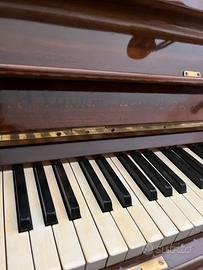 pianoforte verticale in legno