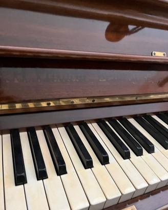 pianoforte verticale in legno