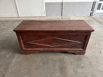Baule antico in legno massiccio