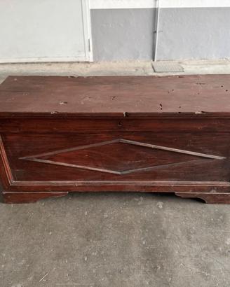 Baule antico in legno massiccio