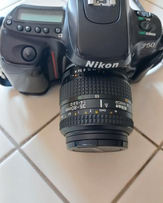 Fotocamera Nikon F50 reflex con flash Nikon