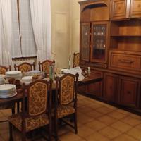 Sala con sedie e tavolo