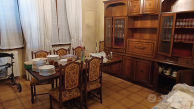Sala con sedie e tavolo