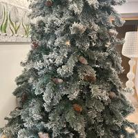 albero di natale  innevato con pigne