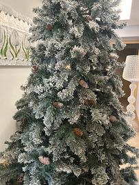 albero di natale  innevato con pigne