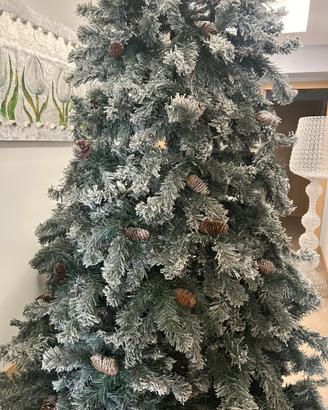 albero di natale  innevato con pigne