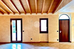 VILLA A SCHIERA A DELLO