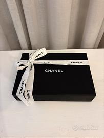 Scatola Chanel con fiocco
