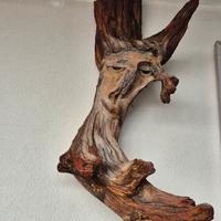 Tronchetto in legno con faccia intagliata