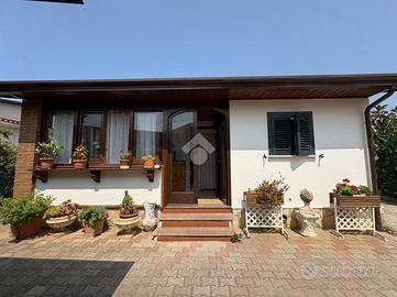 4 LOCALI A SPERLONGA