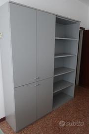Tavoli da ufficio con sedute e mobile archivio