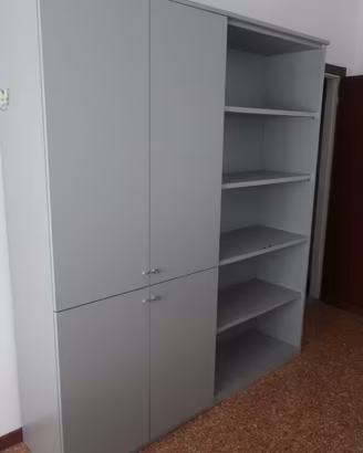 Tavoli da ufficio con sedute e mobile archivio