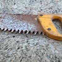 Sega a mano vintage con manico in legno