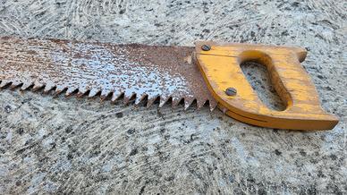 Sega a mano vintage con manico in legno