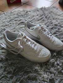 scarpe nike bianche logo metallizzato
