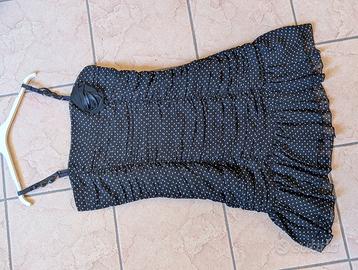 Abito elegante nero con pois/cuori bianchi e fiore