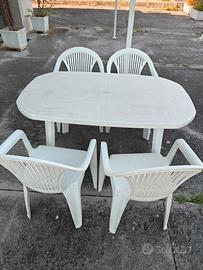 Tavoli e sedie in plastica
