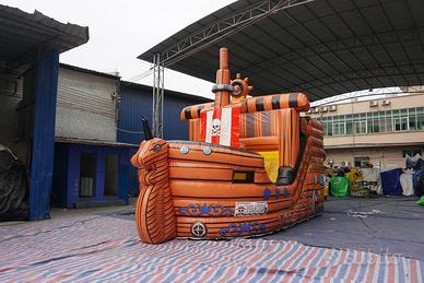 Scivolo gonfiabile tema galeone per bambini