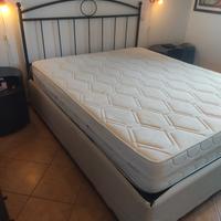 letto contenitore tessuto écru e metallo