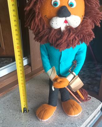 leone con calendario del 1961