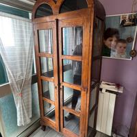 Armadio antico a vetrina