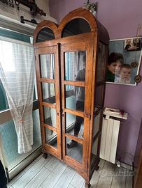 Armadio antico a vetrina