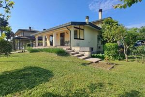 Villa di 187 m² con più di 5 locali e box auto a C