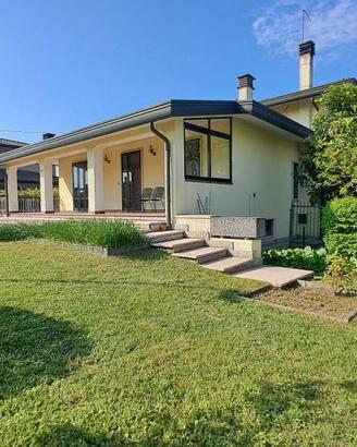 Villa di 187 m² con più di 5 locali e box auto a C