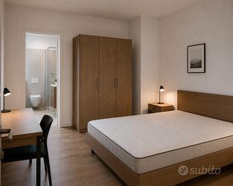 Stanza con letto matrimoniale e bagno privato