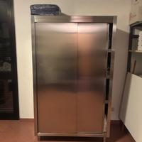 Armadio in acciaio con ante scorrevoli e ripiani