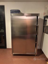 Armadio in acciaio con ante scorrevoli e ripiani