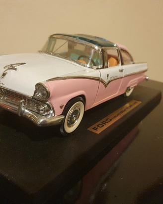 1:18 Ford Fairlane Crown Victoria 