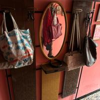 Appendi giacche e borsette vintage