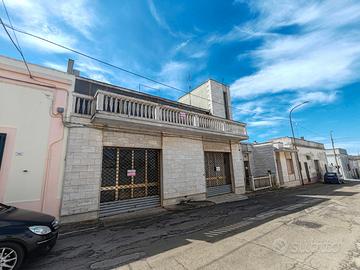 Appartamento con ampio locale garage e giardino