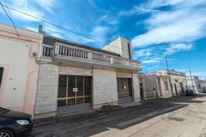 Appartamento con ampio locale garage e giardino