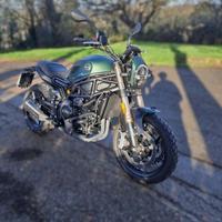 BENELLI Leoncino 800 .