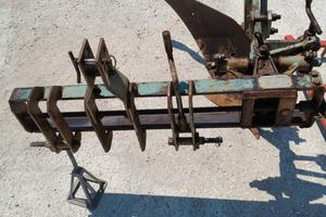 Aratro mono vomeri regolabile