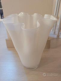 Vaso a fazzoletto in vetro bianco opalino